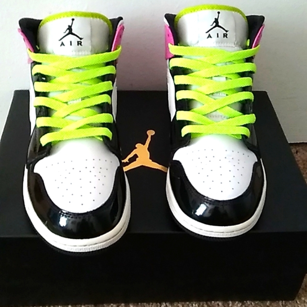 Jordan 1 Mid Cyber Active Fuchsia  Big Boy 6Y = 7.5 in Women ( 2020)yr.